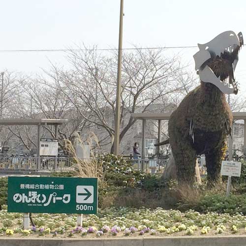 二川駅を出たところの恐竜