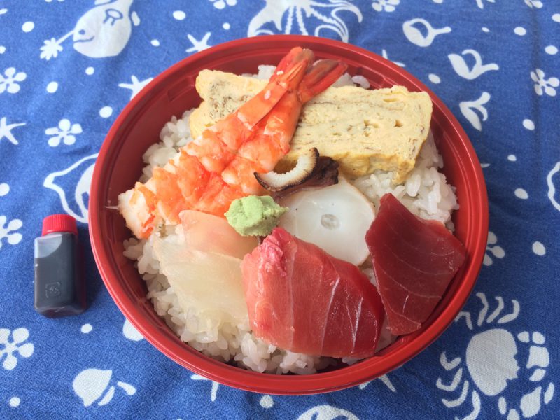 サンフィッシュ木野の500円海鮮丼。エビ、たい、タコ、マグロがのっている。