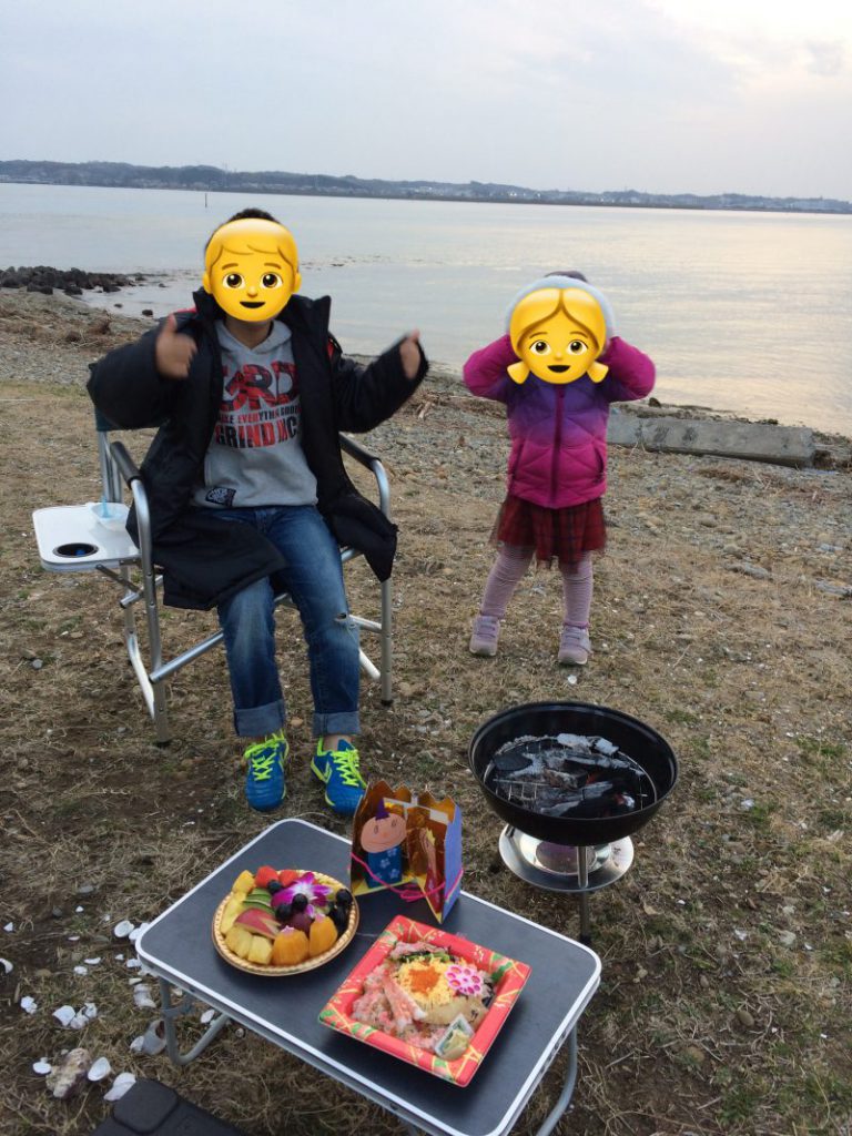 浜名湖を背景にポーズを取る子供二人