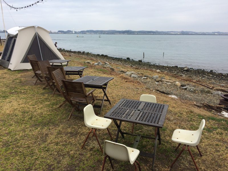 浜名湖とカフェ＆バーのテーブル席